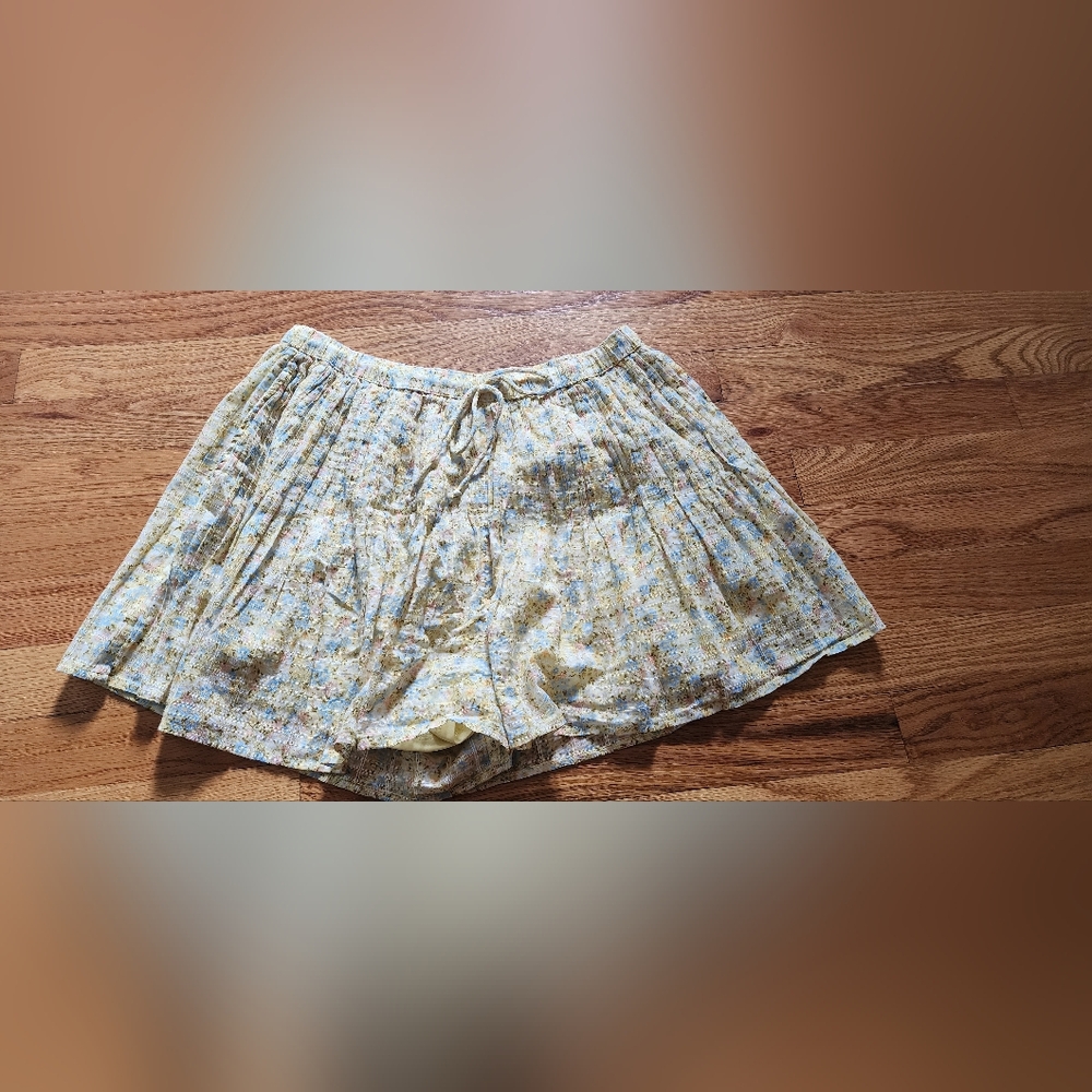American Eagle Outfitters Pale Yellow Floral Skort